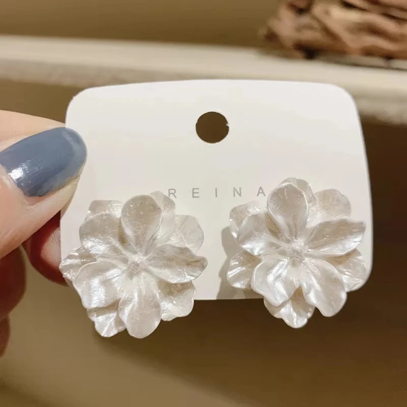 White flower stud earrings Japanese kawaii aesthetic