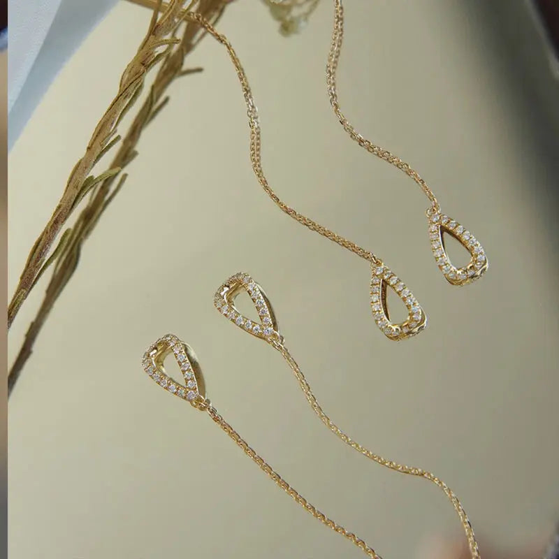 Flower bee charm earrings zircon lifestyle